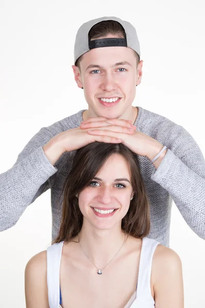 Porträtt av en vacker ung lyckligt leende par - isolerade — Stockfoto