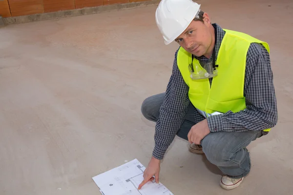 Civil Engineer at construction site is inspecting ongoing production — Stock Photo, Image