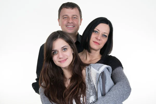 Gelukkig jong gezin met mooi meisje poseren op witte achtergrond — Stockfoto