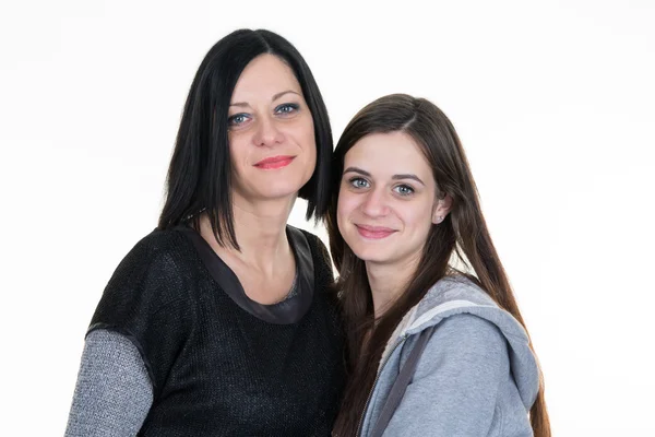 Madre sonriendo con su hija aislada en blanco — Foto de Stock