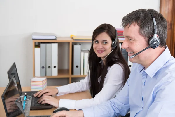 Örömteli ügynök, dolgozik egy call center-ezzel a fülhallgatóval — Stock Fotó