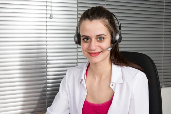 Portréja, boldog, mosolygós vidám támogatja a telefon szolgáltató a fejhallgató — Stock Fotó