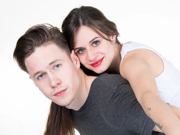 Приваблива молода пара посміхається на камеру на білому тлі — стокове фото