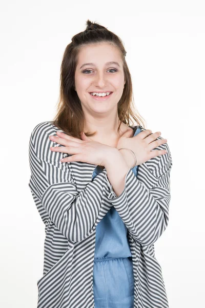 Lycklig tonåring tjej halv längd porträtt isolerad på vit bakgrund — Stockfoto