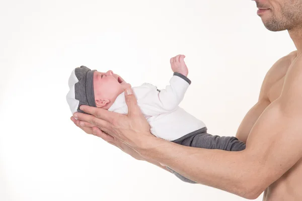 Bonito menino recém-nascido relaxando em casa com seu pai — Fotografia de Stock