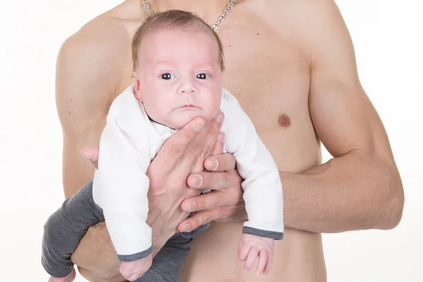 Jovem pai feliz segurando seu bebê a mãos - no fundo branco — Fotografia de Stock