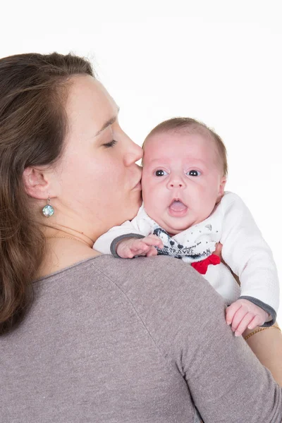 Mutter und Baby küssen und umarmen sich. Glückliche Familie — Stockfoto