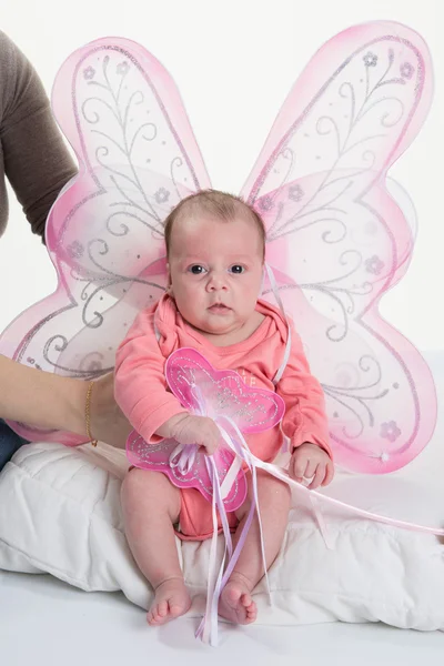 2 Monate altes Mädchen mit Flügeln auf dem Arm der Mutter — Stockfoto