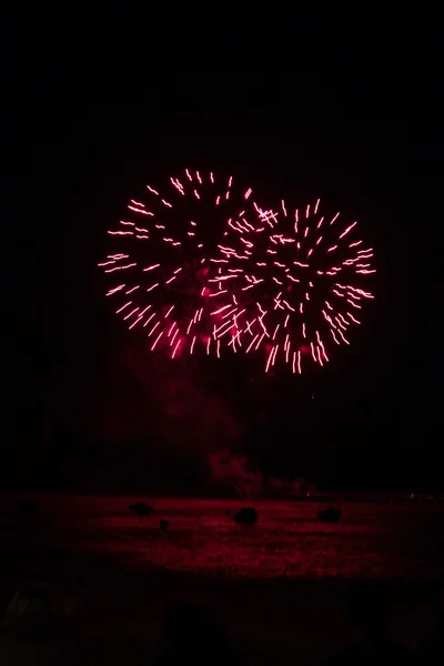 Lanzamiento de fuegos artificiales coloridos de varios colores sobre el cielo nocturno —  Fotos de Stock