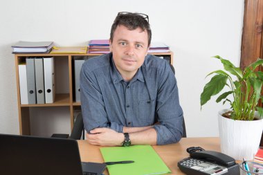 Masaüstü bilgisayar başında oturan neşeli adam