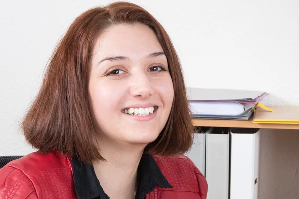 Junge und glückliche Geschäftsfrau lächelt bei der Arbeit — Stockfoto