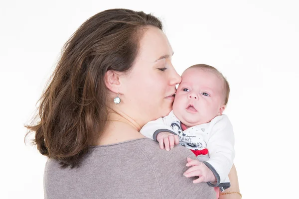 Mutter hält Neugeborenes auf der Schulter — Stockfoto