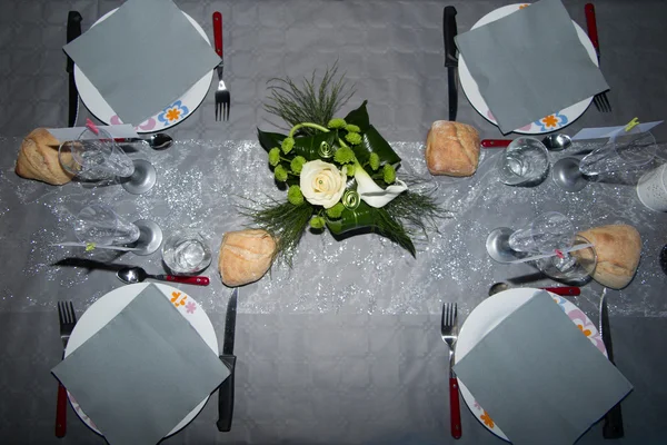 Tavolo grigio e bianco Apparecchiatura per la celebrazione — Foto Stock
