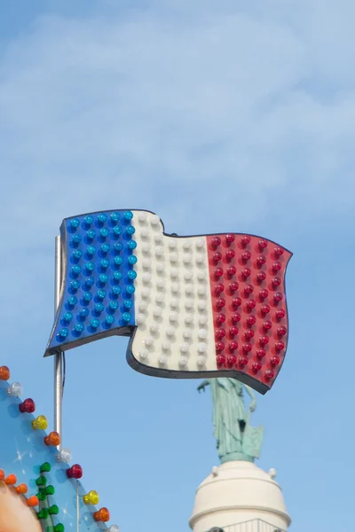 Bandera de Francia contra cielo azul nublado . — Foto de Stock
