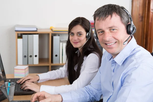 Örömteli ügynök, dolgozik egy call center-ezzel a fülhallgatóval — Stock Fotó