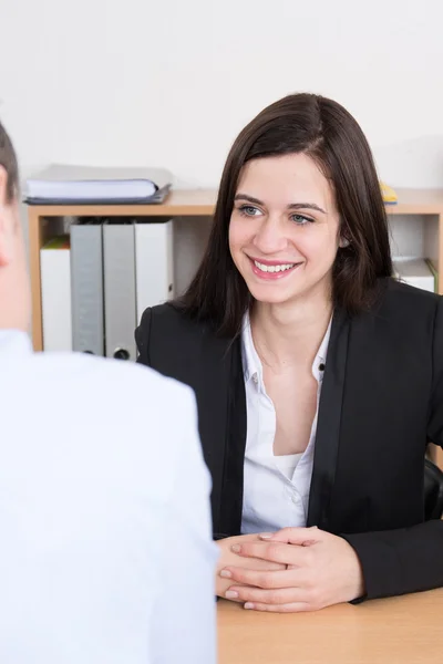 Entrevista laboral o situación de reunión: hombre y mujer de negocios en el escritorio . — Foto de Stock