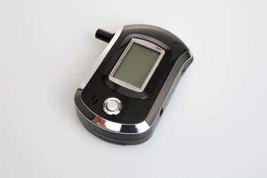 Beyaz arka plan üzerinde izole nefesi alkol test cihazı