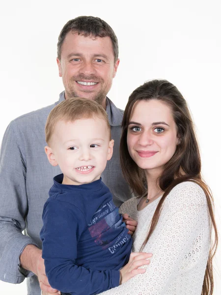 Foto de la feliz familia joven con un niño pequeño - aislado sobre fondo blanco . — Foto de Stock