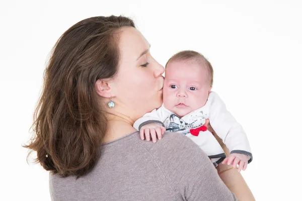 Mãe feliz e seu bebê filha beijando — Fotografia de Stock