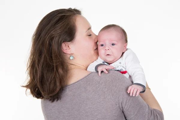Porträt eines süßen Jungen, der seiner Mutter über die Schulter schaut. — Stockfoto