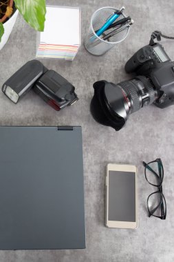 Kamera ve dizüstü bilgisayar ile designer Danışma Üstten Görünüm