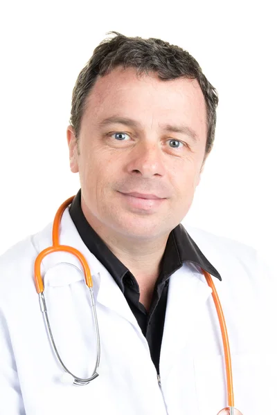 Porträt eines Arztes, der vor weißem Hintergrund posiert — Stockfoto