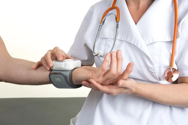 Blutdruckmessung im Krankenhaus — Stockfoto