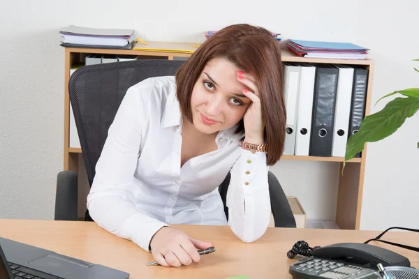Portret pracownik biurowy całkiem kobiece wyczerpany — Zdjęcie stockowe