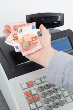 Bir kasiyer olarak bir açık kasa çekmecesi görünümünü yapar değiştirmek.