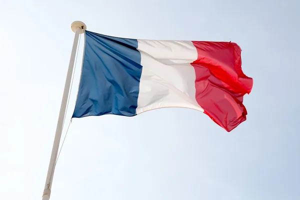 Французский флаг против ясного голубого неба — стоковое фото