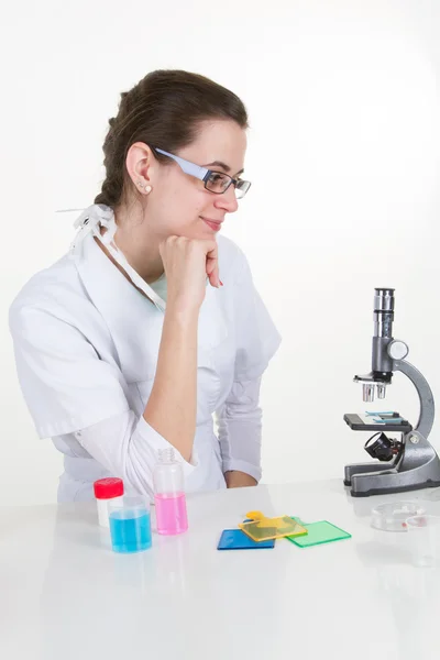 Investigadora pensando en su lugar de trabajo en un laboratorio . —  Fotos de Stock