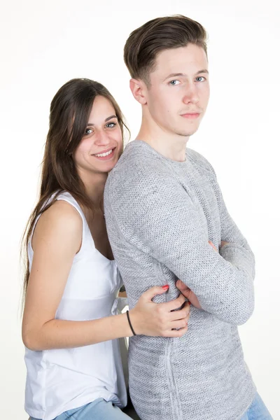 Pareja joven abrazándose y mirando a la cámara sonriendo — Foto de Stock