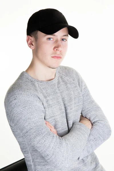 Ler stilig ung man bär en keps — Stockfoto