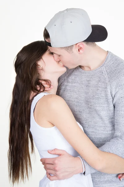 Bom casal beijos com estilo de moda — Fotografia de Stock