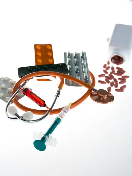 Медицинское образование - доктор стетоскоп таблетки и шприц — стоковое фото