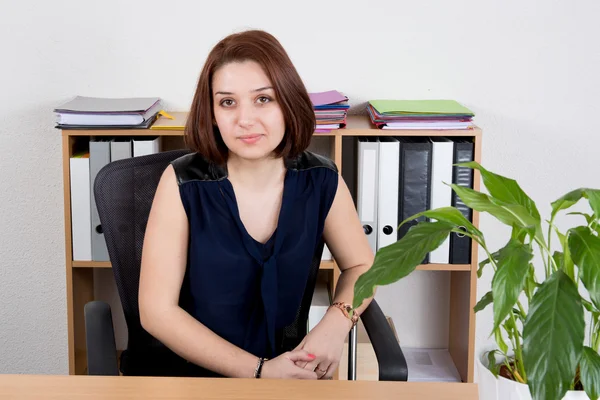 Προσωπογραφία γυναίκας επιχειρήσεων συνεδρίαση στο γραφείο — Φωτογραφία Αρχείου