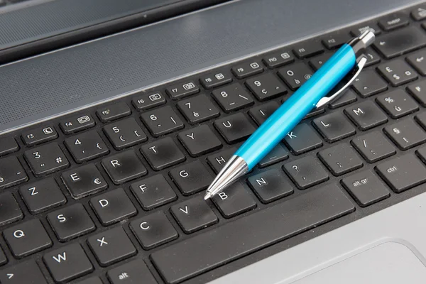 Computer keyboard with pen / Computer Keyboard — Stock Photo, Image