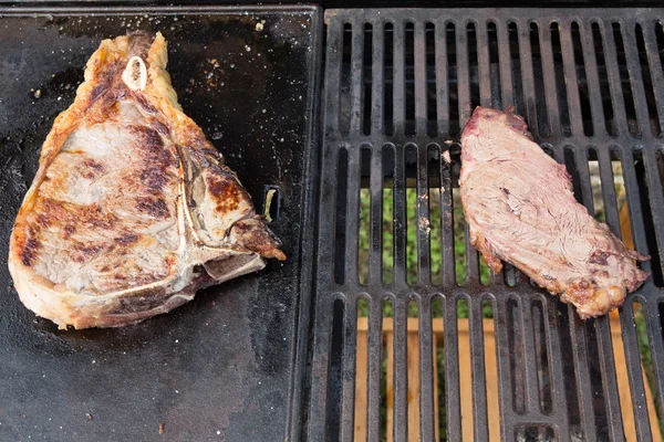 Bife delicioso de carne no fundo de pedra, close-up — Fotografia de Stock