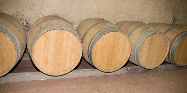 Öreg boroshordók egy borospincében — Stock Fotó