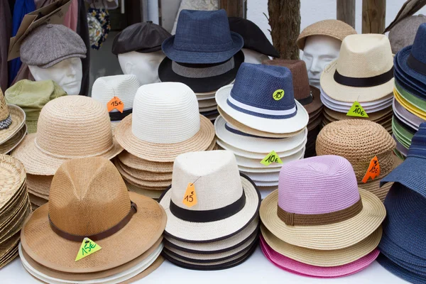 集团的销售，在市场上的彩色帽子. — 图库照片