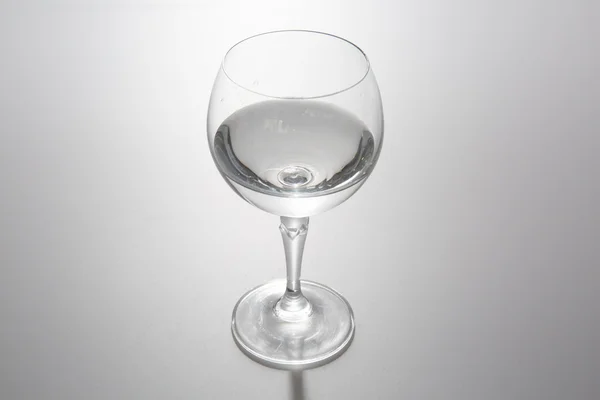 Glas water geïsoleerd op wit - glas wijn — Stockfoto