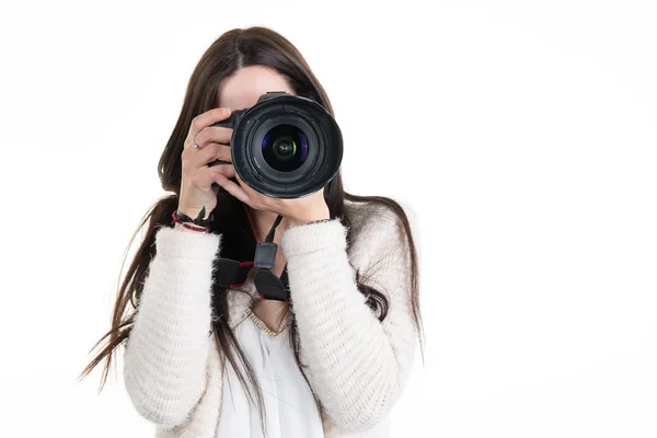 Mujer bonita es una fotógrafa profesional con cámara slr — Foto de Stock