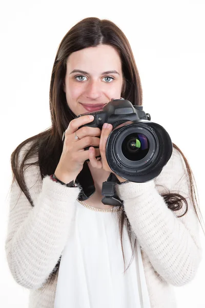 Portret van mooie fotograaf glimlachend met digitale camera in studio — Stockfoto