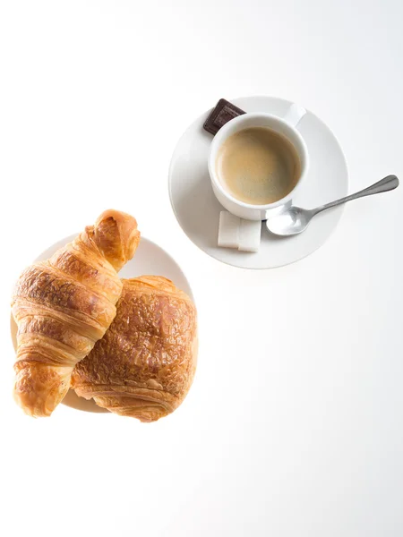 Vista superior de un desayuno con taza de café negro, croissant — Foto de Stock