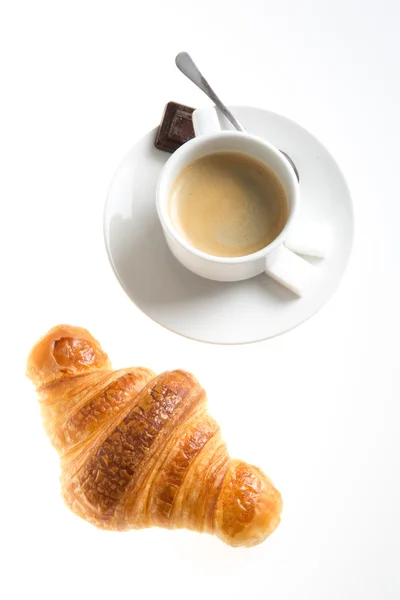 Vista superior de la taza de café con croissant sobre fondo blanco — Foto de Stock