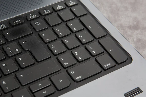 Close-up top view of man working on laptop while sitting at the wooden desk — Stock Photo, Image