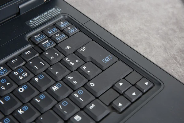 Vista del computer portatile sotto lo sfondo grigio — Foto Stock