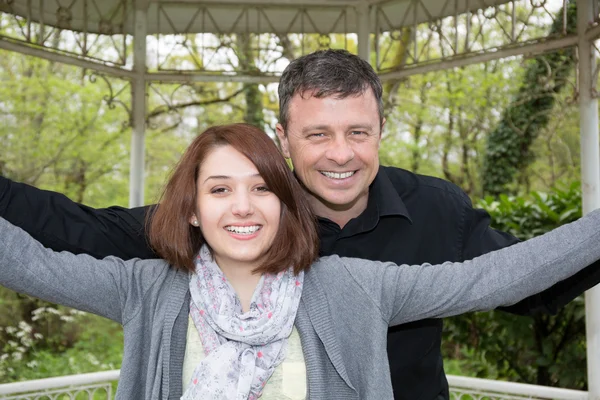 Pareja al aire libre disfrutando de un día veraniego mirando feliz — Foto de Stock