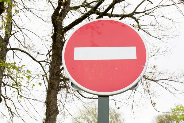 No hay entrada para señales de tráfico de vehículos contra el cielo blanco —  Fotos de Stock