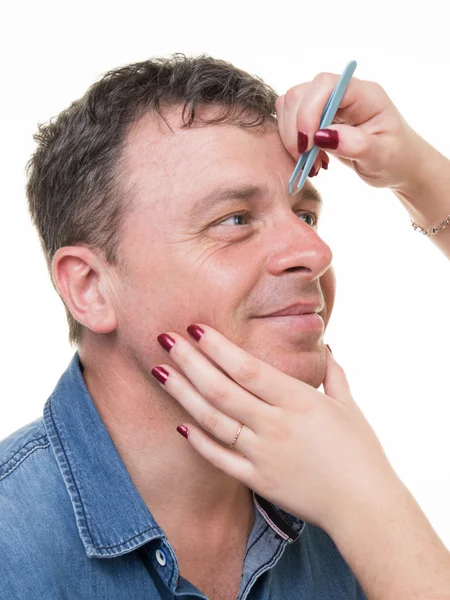 Nahaufnahme eines Mannes mit Pinzette beim Augenbrauenzupfen — Stockfoto